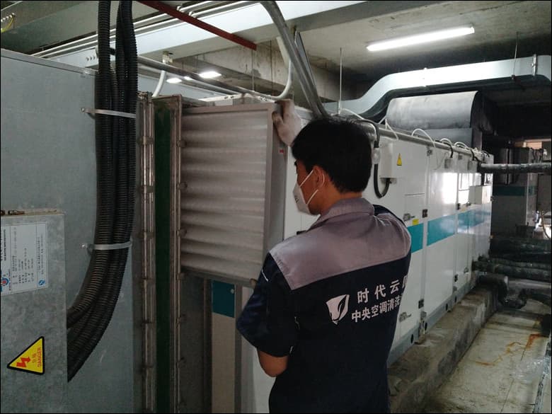 初中高效過濾器更換